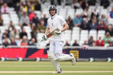 İngiltere 'den Zak Crawley, 22 Mayıs 202' de İngiltere 'nin Trent Bridge, Nottingham' da Zimbabwe 'ye karşı oynadığı 1. Rothesay Test Maçı' nda kendisi ve Docket olarak iki koşu yaptı.