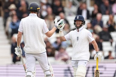 İngiltere 'den Zak Crawley ve Ben Duckett, 22 Mayıs 202' de İngiltere 'nin Trent Bridge, Nottingham' da Zimbabwe 'ye karşı oynadığı 1. Rothesay Test Maçı' nda 100 ortaklık kurdular.