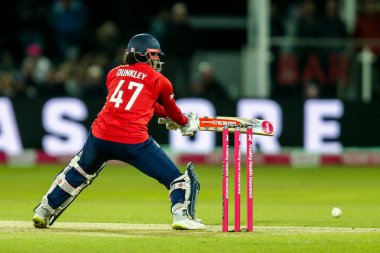 İngiltere 'den Sophia Dunkley 1. Vitality IT20 Serisi' nde kadınlar Batı Hint Adaları 'na karşı Spitfire Ground, Canterbury, Birleşik Krallık' ta 21 Mayıs 202 'de oynanan karşılaşmayı kazanmak için bir koşu için topa vuruyor.