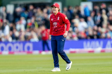 İngiltere 'den Nat Sciver-Brunt 1. Vitality IT20 Serisi' nde kadınlar Batı Hint Adaları 'na karşı kadınlar Spitfire Ground, Canterbury, Birleşik Krallık' ta 21 Mayıs 202 'de tepki gösterdi.