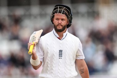 İngiltere 'den Ben Duckett, 22 Mayıs 202' de İngiltere 'nin Trent Köprüsü, Nottingham' da Zimbabwe 'ye karşı oynadığı Rothesay Test Maçı' nda Curran tarafından yakalanıp Madhevere 'e atıldı.