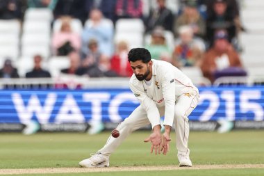 Zimbabwe 'den Sikandar Raza, İngiltere' nin 22 Mayıs 202 'de Trent Bridge, Nottingham' da Zimbabwe 'ye karşı oynadığı 1. Rothesay Test Maçı' nda kendi topunu sahaya sürdü.