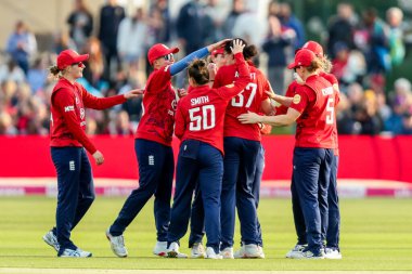 İngiltere 'den Emily Arlott, Batı Hint Adaları' ndan Aaliyah Alleyne 'nin görevden alınmasını 1. Vitality IT20 Serisi' nde İngiltere Kadınlar Batı Hint Adaları 'na karşı Spitfire Ground, Canterbury, Birleşik Krallık, 21 Mayıs 202' de kutladı.