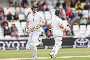 İngiltere 'den Zak Crawley, açılış vuruşu ortağı Ben Duckett' in Rothesay Test Maçı 'nda 100. koşusu sırasında İngiltere' nin Zimbabwe 'ye karşı Trent Köprüsü, Nottingham, Birleşik Krallık' ta 22 Mayıs 202 'de yaptığı maçta gülümsüyor.