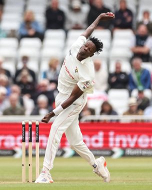 Zimbabwe 'den kutsanmış Muzarabani topu 1. Rothesay Deneme Günü' nde İngiltere 'ye karşı Trent Köprüsü, Nottingham, 22 Mayıs 202' de Zimbabwe 'de veriyor.