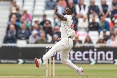 Zimbabwe 'den Tanaka Chivanga topu Rothesay Test Maçı 1. Gün İngiltere' ye karşı Trent Köprüsü, Nottingham, 22 Mayıs 202 'de Zimbabwe' de veriyor.