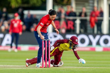 Batı Hint Adaları 'ndan Mandy Mangru, İngiltere' den Emily Arlott 'u canlandırıyor. 1. Vitality IT20 Serisi' nde Kadınlar Batı Hint Adaları 'na karşı Spitfire Ground, Canterbury, Birleşik Krallık, 21 Mayıs 202' de kadınlar kaleye vurmaya çalışıyor.