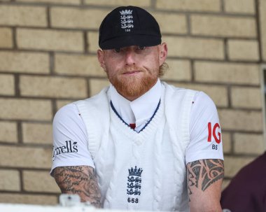 İngiltere kaptanı Ben Stokes, İngiltere 'nin 22 Mayıs 202' de Trent Bridge, Nottingham 'da Zimbabwe' ye karşı oynadığı 1. Rothesay Deneme Maçı 'nda takım balkonunda.