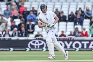 İngiltere 'den Zak Crawley, 22 Mayıs 202' de İngiltere 'nin Trent Bridge, Nottingham' da Zimbabwe 'ye karşı oynadığı Rothesay Test Maçı' nda üç koşu yaptı.