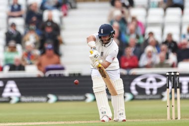 İngiltere 'den Ben Duckett, 22 Mayıs 202' de İngiltere 'nin Trent Bridge, Nottingham' da Zimbabwe 'ye karşı oynadığı 1. Rothesay Deneme Maçı' nda topu karşılayacak.