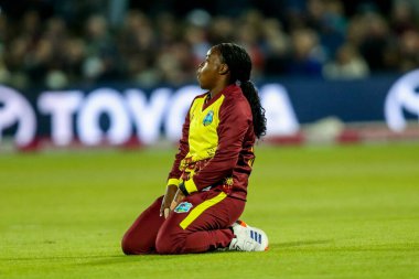 Batı Hint Adaları 'ndan Aaliyah Alleyne 1. Vitality IT20 Serisi sırasında kaçırılan bir şansla tepki gösterdi: İngiliz Kadınlar Batı Hint Adaları Kadınlarına karşı Spitfire Ground, Canterbury, Birleşik Krallık, 21 Mayıs 202