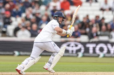 İngiltere 'den Ben Duckett, 22 Mayıs 202' de İngiltere 'nin Trent Bridge, Nottingham' da Zimbabwe 'ye karşı oynadığı 1. Rothesay Test Maçı' nda dörde vururken sınıra bakıyor.