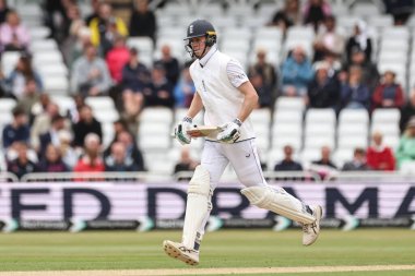 İngiltere 'den Zak Crawley, 22 Mayıs 202' de İngiltere 'nin Trent Bridge, Nottingham' da Zimbabwe 'ye karşı oynadığı Rothesay Deneme Maçı' nda bir koşu yapıyor.