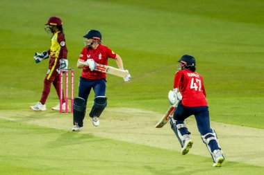 İngiltere 'den Heather Knight ve Sophia Dunkley İngiliz Kadınlar 1. Vitality IT20 Serisi sırasında Spitfire Ground, Canterbury, 21 Mayıs 202' de Batı Hint kadınlarına karşı koştu.