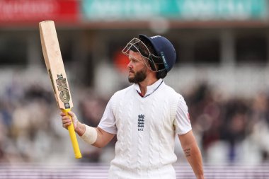 İngiltere 'den Ben Duckett, İngiltere' nin 22 Mayıs 202 'de Trent Bridge, Nottingham' da Zimbabwe 'ye karşı oynadığı 1. Rothesay Deneme Maçı' nda 140 'lık oyun alanından ayrılan taraftarları kabul ediyor.