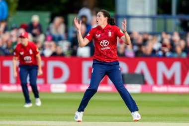 İngiltere 'den Emily Arlott 1. Vitality IT20 Serisi sırasında tepki gösterdi: İngiltere - Batı Hint Adaları Kadınları - Spitfire Ground, Canterbury, Birleşik Krallık, 21 Mayıs 202