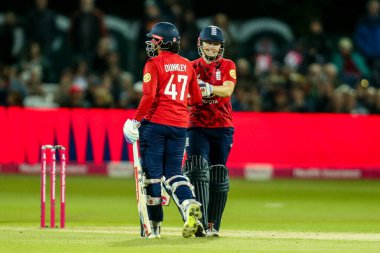 Sophia Dunkley ve Heather Knight of England Women, 21 Mayıs 202 'de Spitfire Ground, Canterbury' de 1.