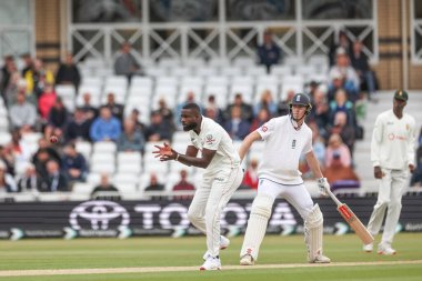 Zimbabwe 'li Tanaka Chivanga, İngiltere' nin 22 Mayıs 202 'de Trent Bridge, Nottingham' da Zimbabwe 'ye karşı oynadığı Rothesay Test Maçı' nda kendi topunu sahaya sürdü.