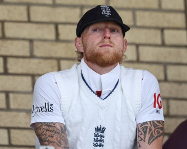 İngiltere kaptanı Ben Stokes, İngiltere 'nin 22 Mayıs 202' de Trent Bridge, Nottingham 'da Zimbabwe' ye karşı oynadığı 1. Rothesay Deneme Maçı 'nda takım balkonunda.