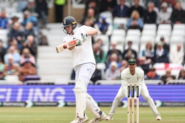 İngiltere 'den Zak Crawley, 22 Mayıs 202' de İngiltere 'nin Trent Bridge, Nottingham' da Zimbabwe 'ye karşı oynadığı Rothesay Test Maçı' nda 4 (4) vuruş yaptı.