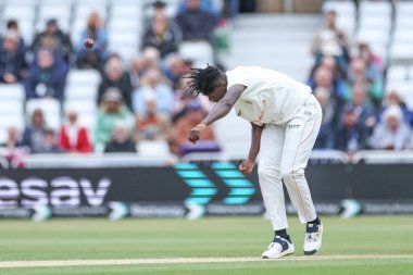 Zimbabwe 'den Richard Ngarava, 22 Mayıs 202' de İngiltere 'nin Trent Bridge, Nottingham' da Zimbabwe 'ye karşı oynadığı Rothesay Test Maçı' nda günün ilk topunu attı.