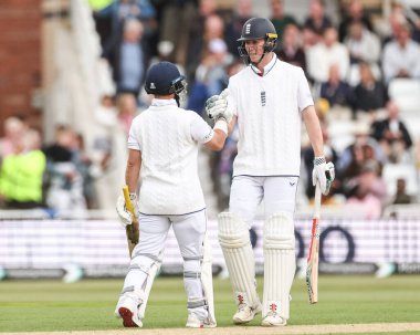 İngiltere 'den Ben Duckett ve İngiltere' den Zak Crawley, 22 Mayıs 202 'de İngiltere' nin Trent Bridge, Nottingham 'da Zimbabwe' ye karşı oynadığı 1. Rothesay Test Maçı 'nda 200 kişilik bir açılış ortaklığını kutladılar.