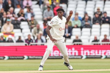 Zimbabwe 'den Richard Ngarava, 22 Mayıs 202' de İngiltere 'nin Trent Bridge, Nottingham' da Zimbabwe 'ye karşı oynadığı Rothesay Test Maçı' nda Crawley 'den kendi topunu alıyor.
