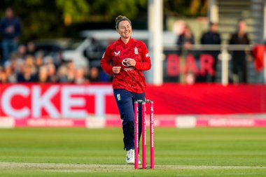 İngiltere 'den Linsey Smith, 21 Mayıs 202' de İngiltere 'nin Spitfire Ground, Canterbury kentinde düzenlenen 1. Vitality IT20 Serisi' nde Mandy Mangru 'nun işten çıkarılmasını kutluyor.