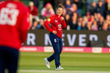 İngiltere 'den Linsey Smith, 21 Mayıs 202' de İngiltere 'nin Spitfire Ground, Canterbury kentinde düzenlenen 1. Vitality IT20 Serisi' nde Mandy Mangru 'nun işten çıkarılmasını kutluyor.