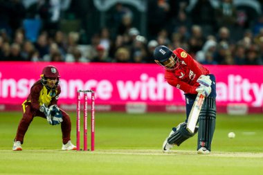 İngiltere 'den Sophia Dunkley 1. Vitality IT20 Serisi' nde dört koşu için topa vuruyor. İngiliz Kadınlar Batı Hint Adaları 'na karşı Spitfire Ground, Canterbury, İngiltere, 21 Mayıs 202