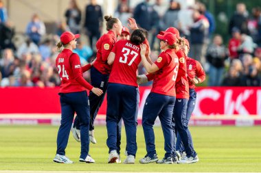 İngiltere 'den Emily Arlott, Batı Hint Adaları' ndan Aaliyah Alleyne 'nin görevden alınmasını 1. Vitality IT20 Serisi' nde İngiltere Kadınlar Batı Hint Adaları 'na karşı Spitfire Ground, Canterbury, Birleşik Krallık, 21 Mayıs 202' de kutladı.