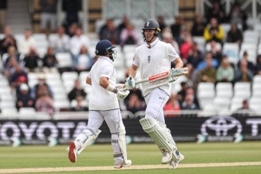 İngiltere 'den Zak Crawley, açılış vuruşu ortağı Ben Duckett' in Rothesay Test Maçı 'nda 100. koşusu sırasında İngiltere' nin Zimbabwe 'ye karşı Trent Köprüsü, Nottingham, Birleşik Krallık' ta 22 Mayıs 202 'de yaptığı maçta gülümsüyor.