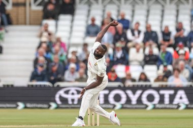 Zimbabwe 'den Tanaka Chivanga topu Rothesay Test Maçı 1. Gün İngiltere' ye karşı Trent Köprüsü, Nottingham, 22 Mayıs 202 'de Zimbabwe' de veriyor.