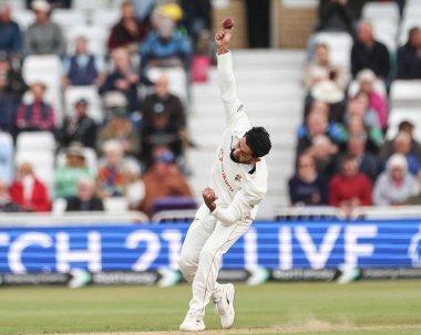 Zimbabwe 'den Sikandar Raza, 22 Mayıs 2025' te İngiltere 'nin Trent Bridge, Nottingham' da Zimbabwe 'ye karşı oynadığı 1. Rothesay Test Maçı' nda topu teslim etti.