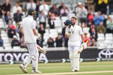 İngiltere 'den Ben Duckett, 22 Mayıs 2025' te İngiltere 'nin Trent Bridge, Nottingham' da Zimbabwe 'ye karşı oynadığı Rothesay Test Maçı' nda bir yüzyıl (100 koşu) kutluyor.