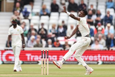 Zimbabwe 'den kutsanmış Muzarabani topu 1. Rothesay Deneme Günü' nde İngiltere 'ye karşı Trent Köprüsü, Nottingham, 22 Mayıs 2025' te Zimbabwe 'de veriyor.