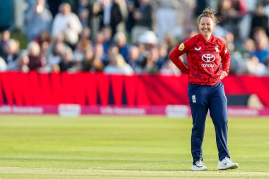 İngiltere 'den Linsey Smith, 21 Mayıs 2025' te Spitfire Ground, Canterbury 'de düzenlenen 1. Vitality IT20 Serisi' nde tepki gösterdi.