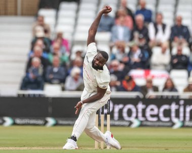 Zimbabwe 'den Tanaka Chivanga topu Rothesay Test Maçı 1. gününde İngiltere, Trent Köprüsü, Nottingham' da Zimbabwe 'ye karşı 22 Mayıs 2025' te veriyor.