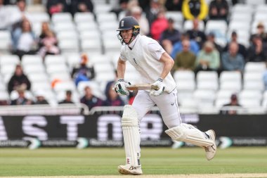 İngiltere 'den Zak Crawley, 22 Mayıs 2025' te İngiltere 'nin Trent Bridge, Nottingham' da Zimbabwe 'ye karşı oynadığı Rothesay Deneme Maçı' nda görev başında.