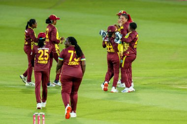 Batı Hint Adaları Kadınları, İngiltere 'deki Nat Sciver-Brunt' ı (İngiliz Bilim Adamı Brunt) 1. Vitality IT20 Serisi sırasında kovduktan sonra, Spitfire Ground, Canterbury, Birleşik Krallık 'ta Batı Hint Adaları Kadınları' na karşı açılan davayı kutluyor.