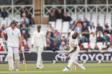 Zimbabwe 'den Tanaka Chivanga topu Rothesay Test Maçı 1. gününde İngiltere, Trent Köprüsü, Nottingham' da Zimbabwe 'ye karşı 22 Mayıs 2025' te veriyor.