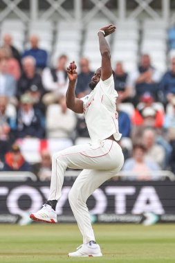 Zimbabwe 'den Tanaka Chivanga topu Rothesay Test Maçı 1. gününde İngiltere, Trent Köprüsü, Nottingham' da Zimbabwe 'ye karşı 22 Mayıs 2025' te veriyor.