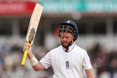 İngiltere 'den Ben Duckett, İngiltere' nin 22 Mayıs 2025 'te Trent Bridge, Nottingham' da Zimbabwe 'ye karşı oynadığı 1. Rothesay Test Maçı' nda 140 'lık oyun alanından ayrılan taraftarları kabul ediyor.