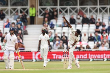 Zimbabwe 'den kutsanmış Muzarabani topu 1. Rothesay Deneme Günü' nde İngiltere 'ye karşı Trent Köprüsü, Nottingham, 22 Mayıs 2025' te Zimbabwe 'de veriyor.