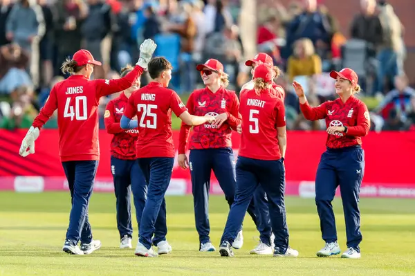 İngiltere 'den Issy Wong, Batı Hint Adaları' ndan Shabika Gajnabi 'nin görevden alınmasını 1. Vitality IT20 Serisi sırasında kadınlar Batı Hint Adaları' na karşı Spitfire Ground, Canterbury, Birleşik Krallık, 21 Mayıs 202 'de kadınlar tarafından kutlanıyor.