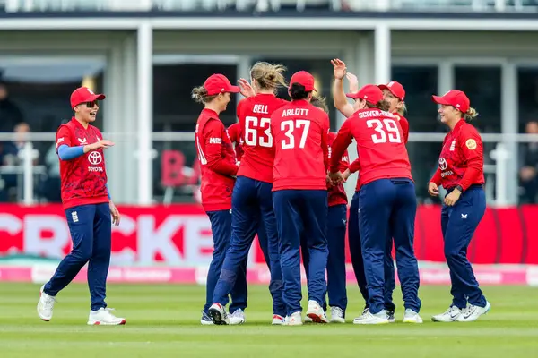 İngiltere 'den Lauren Bell, Batı Hint Adaları' ndan Qiana Joseph 'in 1. Vitality' de işten çıkarılmasını kutluyor. IT20 Serisi, İngiltere Kadınlar Batı Hint Adaları 'na karşı Spitfire Ground, Canterbury, Birleşik Krallık, 21 Mayıs 202