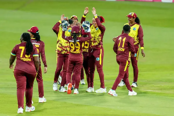 Batı Hint Adaları Kadınları, İngiltere 'den Nat Sciver-Brunt' ı çıkardıktan sonra 1. Vitality IT20 Serisi 'nde İngiltere Kadınlar Batı Hint Adaları' na karşı Spitfire Ground, Canterbury, Birleşik Krallık 'ta 21 Mayıs 202' de kutluyor.