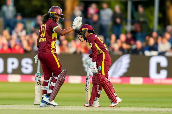 Batı Hint Adaları 'ndan Hayley Matthews ve Mandy Mangru, 21 Mayıs 202' de Spitfire Ground, Canterbury 'de 1.