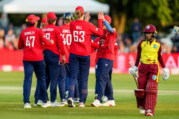 İngiliz Kadınları, 1. Vitality IT20 Serisi 'nde Mandy Mangru' nun görevden alınmasını kutluyor. İngiliz Kadınları Batı Hint Adaları 'na karşı Spitfire Ground, Canterbury, Birleşik Krallık, 21 Mayıs 202