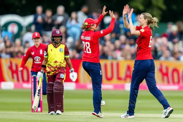 İngiltere 'den Lauren Bell, West Indies' den Zaida James 'in 1. Vitality' de işten çıkarılmasını kutluyor. IT20 Serisi, İngiltere Kadınlar Batı Hint Adaları 'na karşı Spitfire Ground, Canterbury, Birleşik Krallık, 21 Mayıs 202